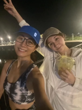 57岁方文琳夜骑穿太辣！拉女儿壮胆同框根本是姐妹