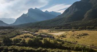 登上落基登山者列车 加拿大最壮丽的风景缓缓展开