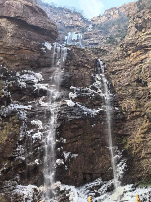 庐山三叠泉现百米冰瀑 冬日奇景引游客纷至沓来